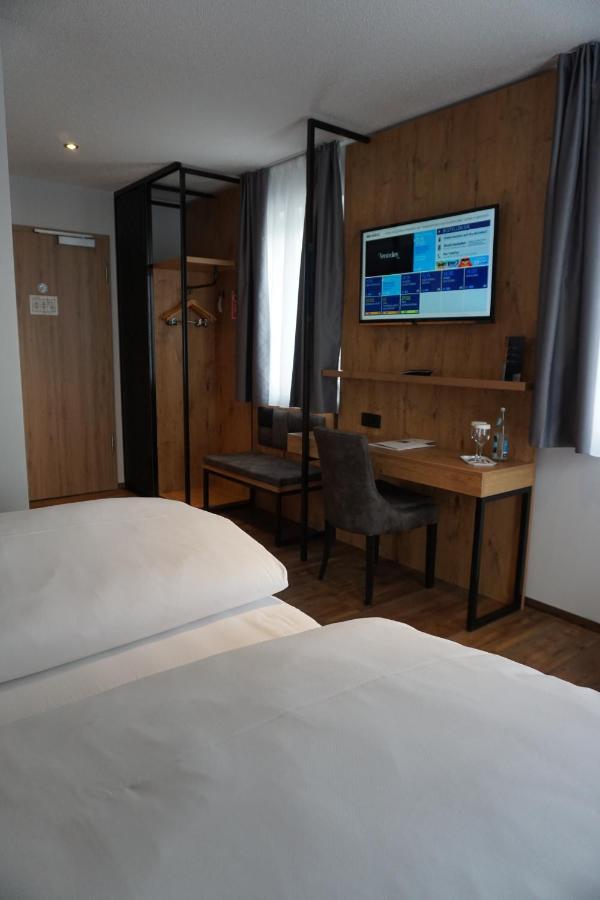 Hotel Gruener Baum Кауфбойрен Экстерьер фото